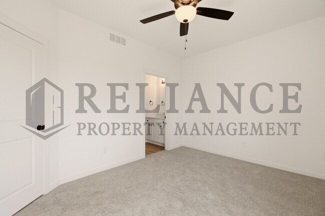 Building Photo - 5259 N Pinecrest Ct