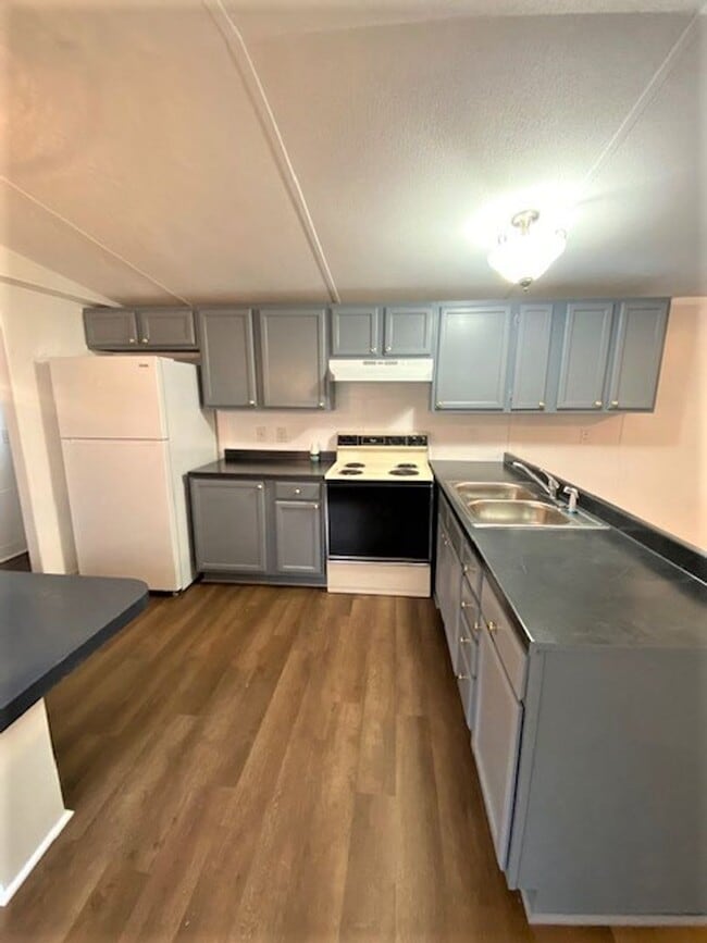 Building Photo - Matthews - 100% Remodeled, 2 Bedroom Home!