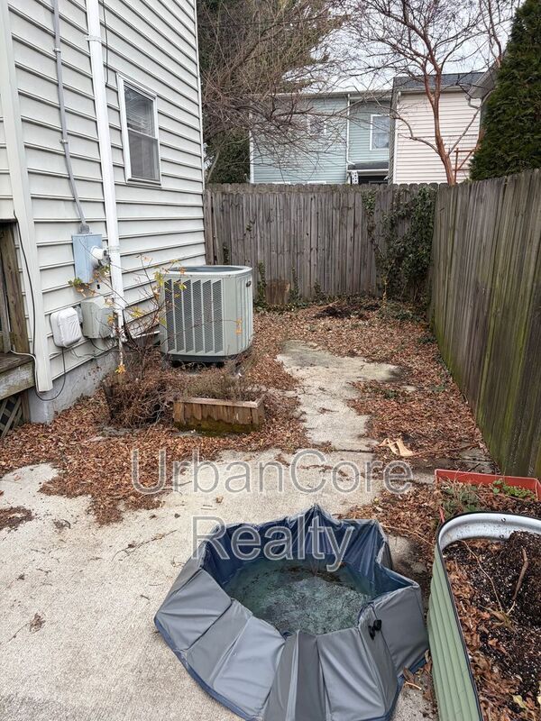 Building Photo - 2410 Cedar St