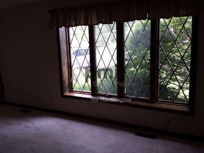 Building Photo - 536 W Ash Ave