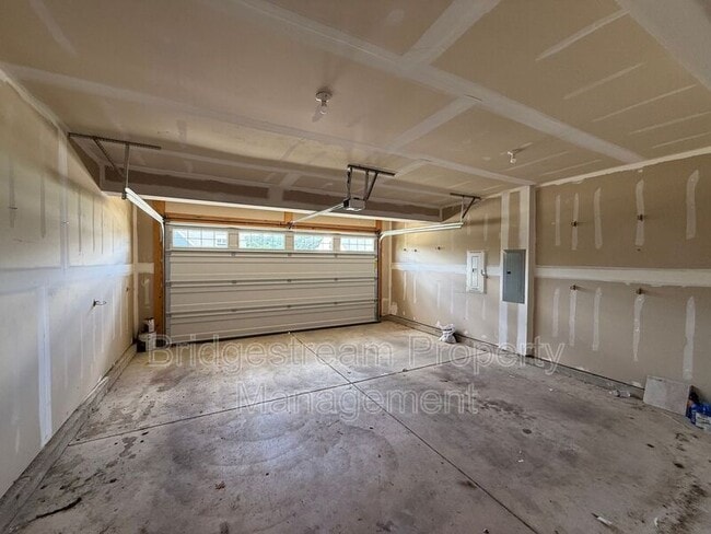 Building Photo - 2194 Schmidt Dr W