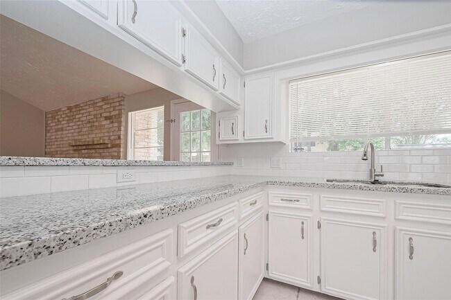 Building Photo - 2606 Lexington Woods Dr