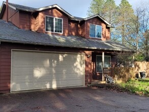 Building Photo - Beautiful 3 bedroom 2.5 bath home with lar...