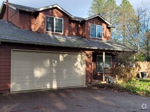 Building Photo - Beautiful 3 bedroom 2.5 bath home with lar...
