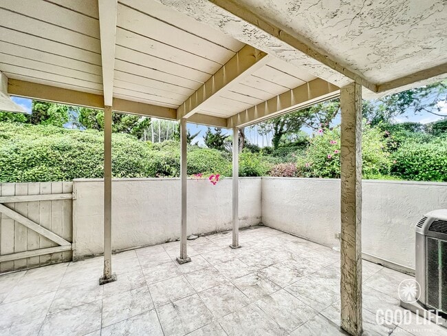 Building Photo - Peaceful and Spacious 3B/3BA condo with La...