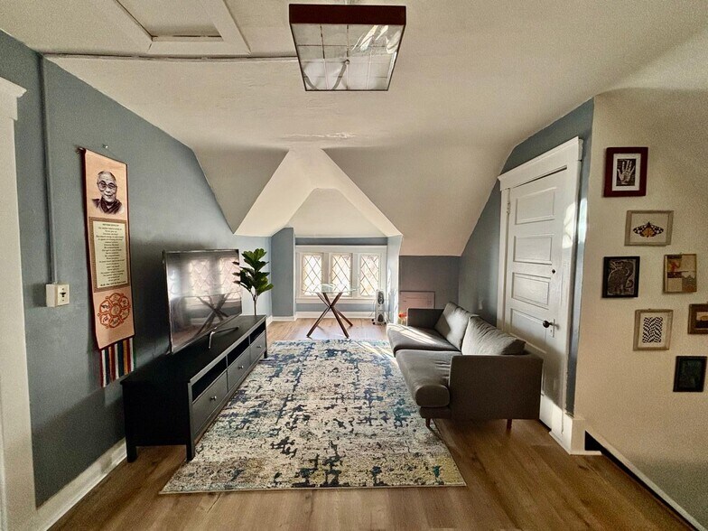 Building Photo - 10815 Drexel Ave