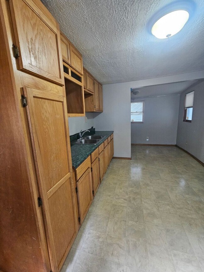 Building Photo - 3 bedroom | 1 Bathroom Home | Pets Welcome!