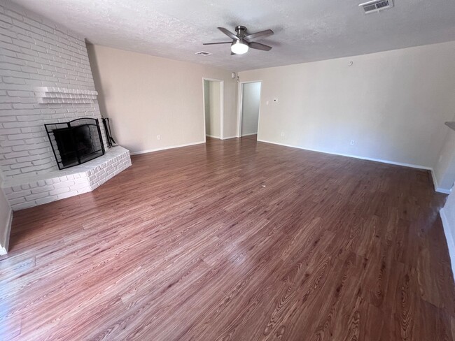 Building Photo - 4 Bedroom 2 Bathroom in Northwest Houston ...