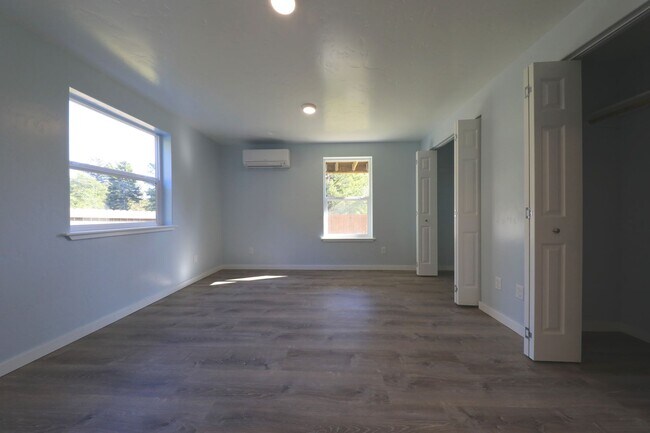Building Photo - 287-247 S Westhaven Dr