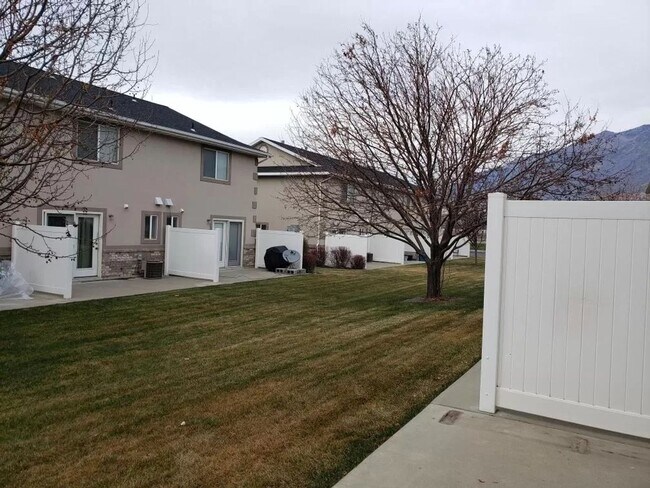Building Photo - Beautiful North Ogden 2 bed 1.5 bath townhome with 1 Car Garage!!