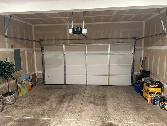 Building Photo - Newer 4 bedroom 2.5 bathroom house! AVAILA...