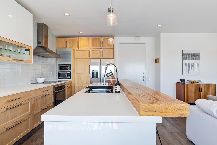 Building Photo - 1115 S Elm Dr