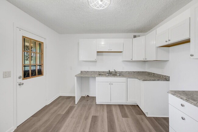 Building Photo - Furnished, remodeled 2BR near Nashville hospitals, all utilities and WiFi included, updated kitch...