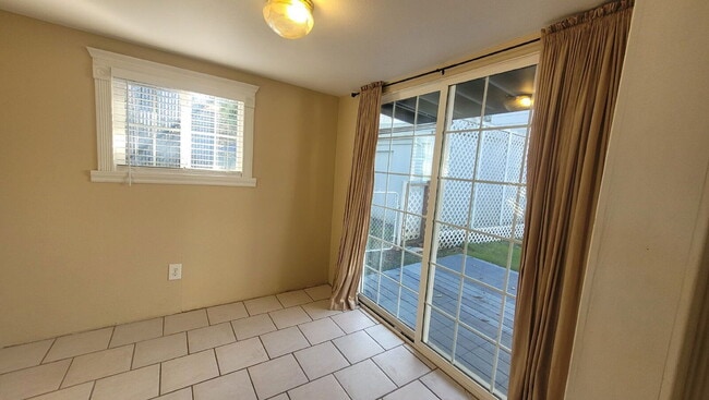 Building Photo - 643 NE Channon Ave