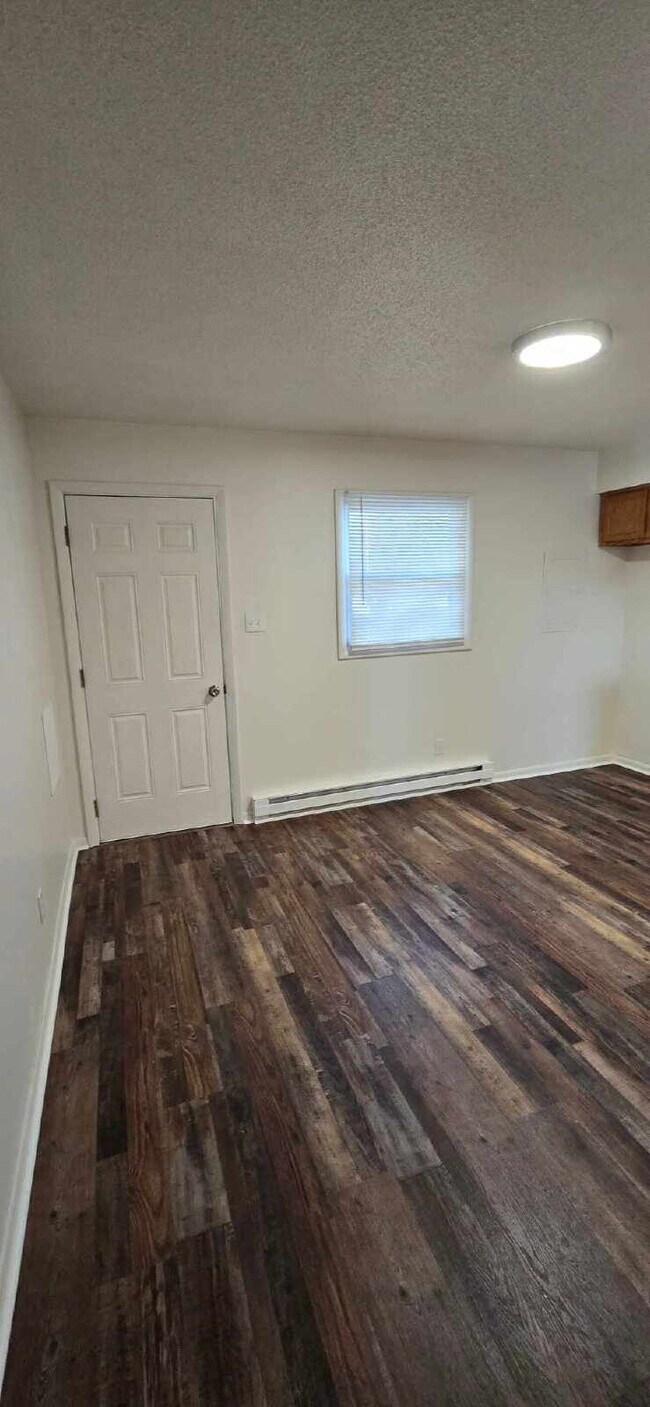 Building Photo - 570 US-52