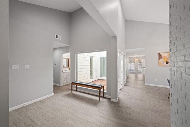 Building Photo - 11422 Lakeside Pl Dr