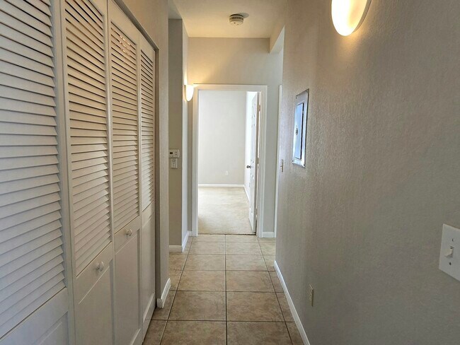 Building Photo - 9005 Lee Vista Blvd