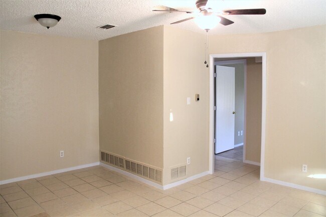 Building Photo - 2500 Bowling Green St