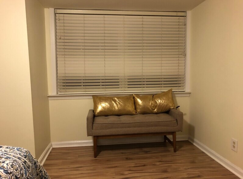 Building Photo - 8 Battery Dr