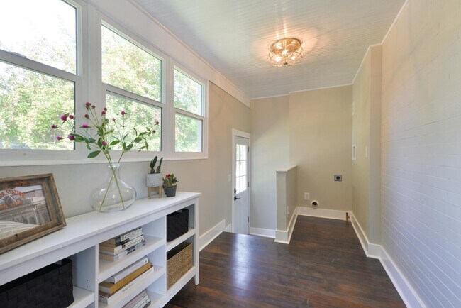 Building Photo - Beautifully remodeled 3 Bedroom Bungalow in Old Town