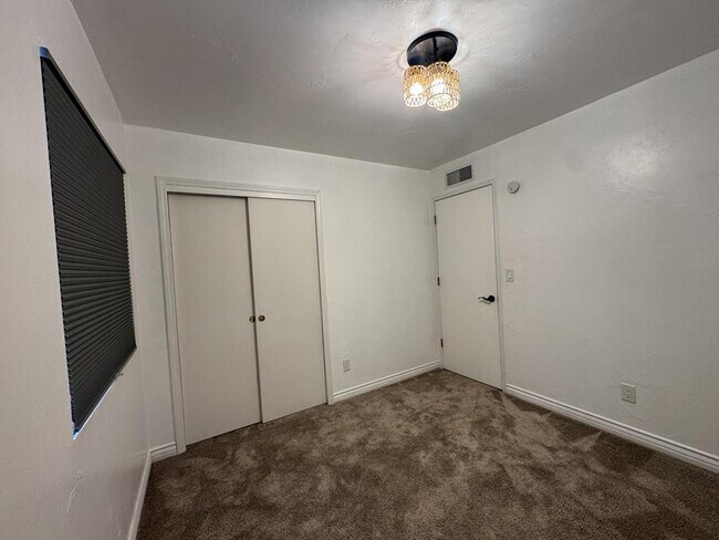 Building Photo - 1016 E Cottonwood Dr