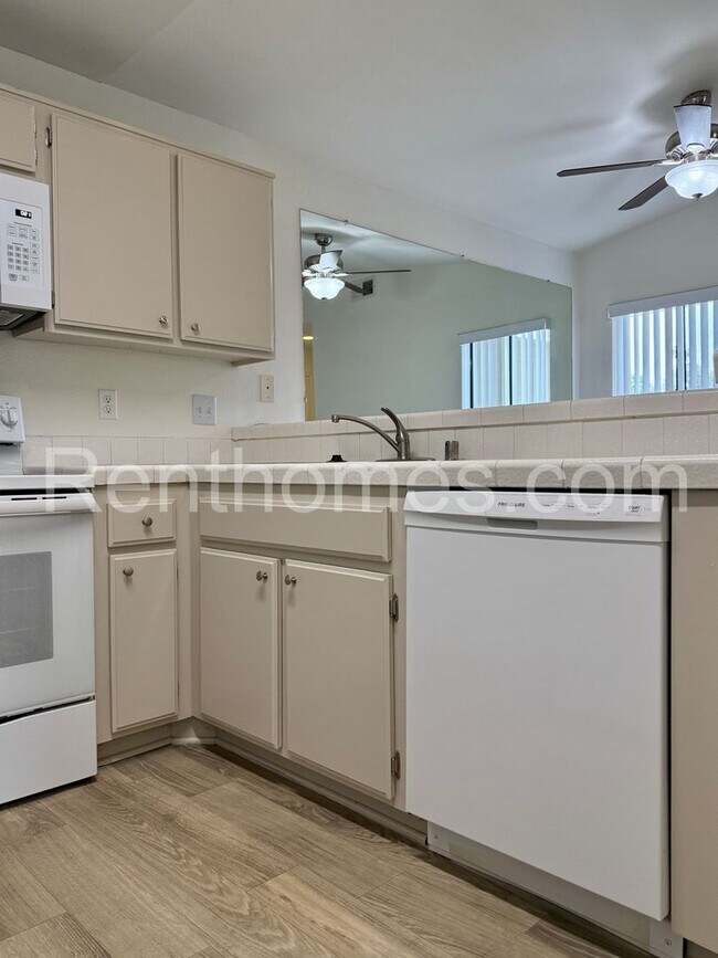 Building Photo - 2425 Cranston Dr