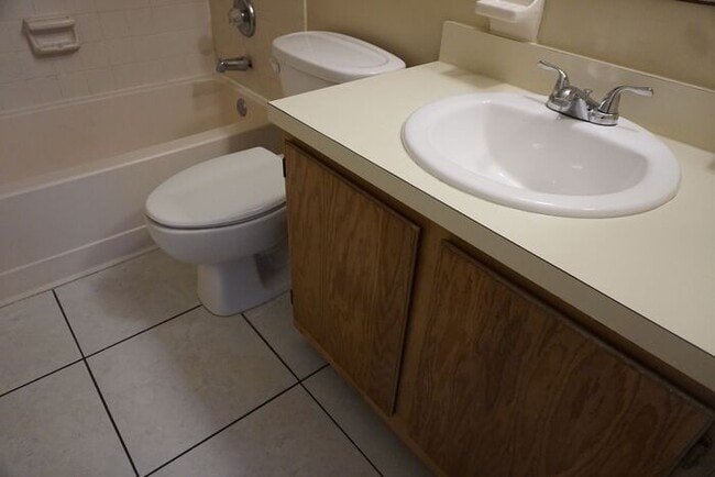 Building Photo - 2 Bedroom Townhome Near NAS