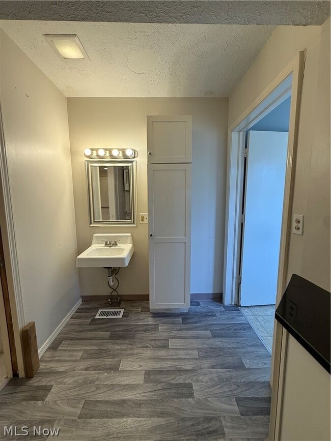 Building Photo - 3860 W 37th St