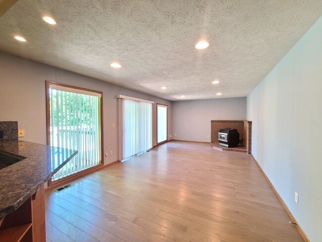 Building Photo - $3,400- 5 Bed / 3 Bath Beautiful Home in Upper South Hill