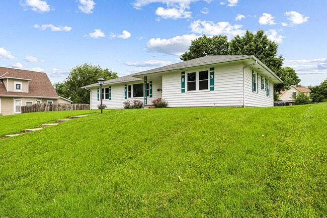 Building Photo - Remodeled 3-bedroom, 1-bath ranch with Attached Garage & Full Basement
