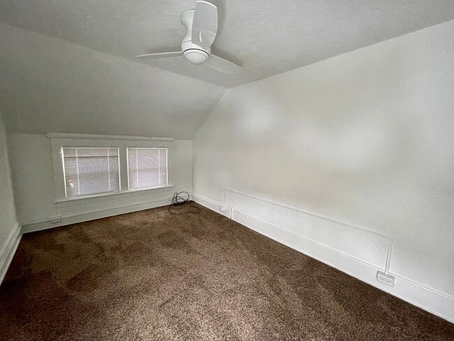 Building Photo - Coraopolis - 2 Bed 2 Bath - Immaculately M...