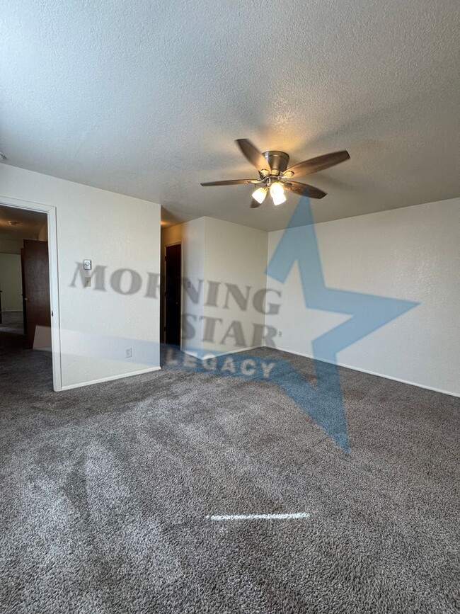 Building Photo - 2 Bed W/ an Enclosed Yard!