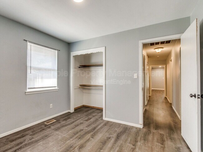 Building Photo - 2711 Ridgeview Dr