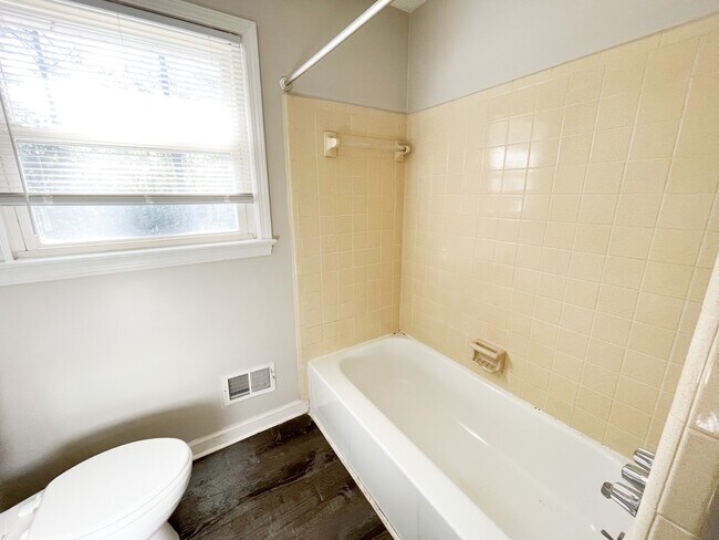 Building Photo - 306 Lloydwood Dr