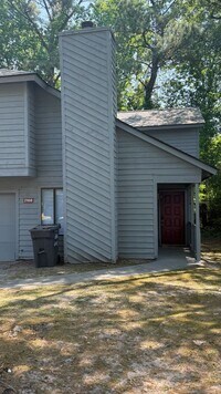Building Photo - Charming and Spacious Home