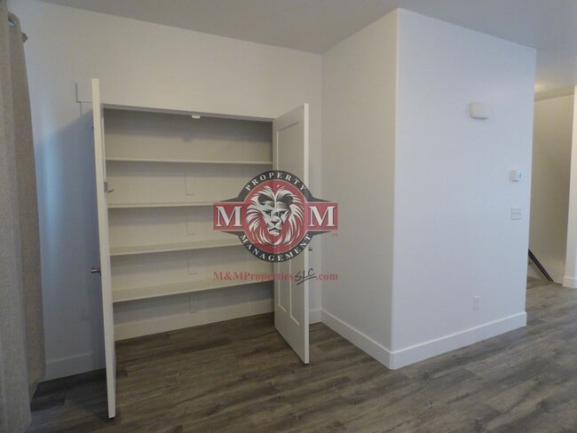 Building Photo - Great 3 Bd 2.5 Ba Townhome Rooftop Views