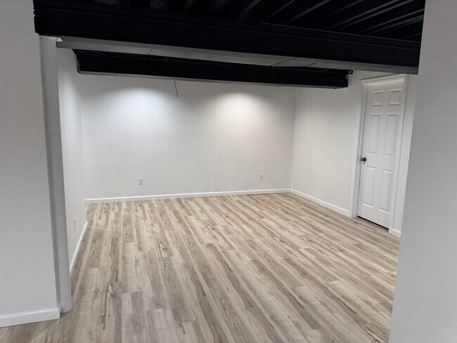 Building Photo - 209 W Royal Dr