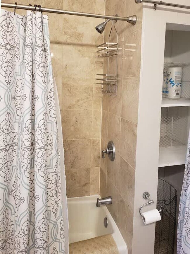 Building Photo - 628 W Schubert Ave