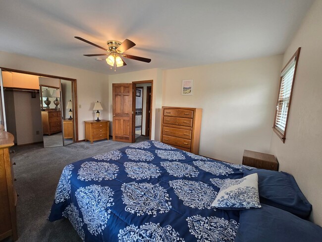 Building Photo - Beautiful Split Entry - 3 Bedroom 2 Bathro...