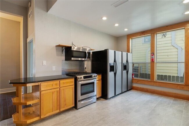 Building Photo - 3210 Hampton Rd