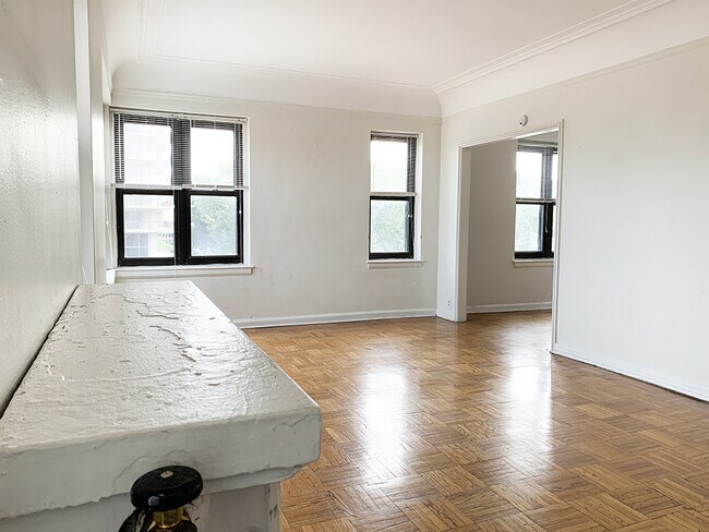 Building Photo - 8925 E Jefferson Ave