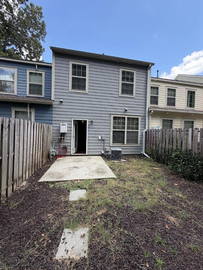 Building Photo - 827 Bibury Ct