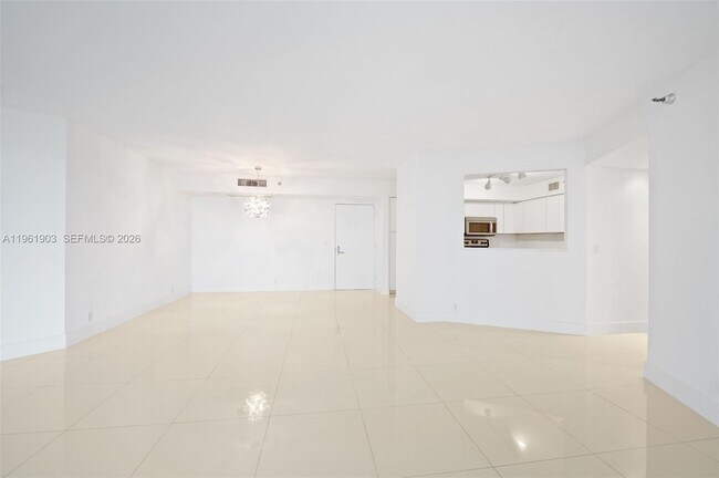 Building Photo - 3500 Mystic Pointe Dr