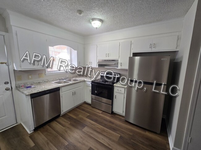 Building Photo - Updated Harbison Townhouse