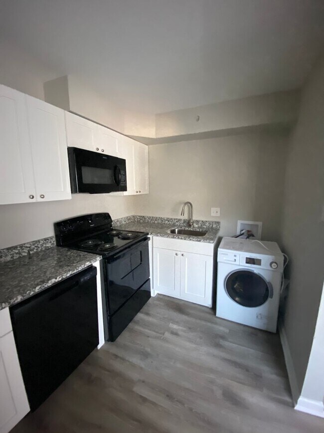 Building Photo - Newly Renovated All Electric 1 Bedroom in ...