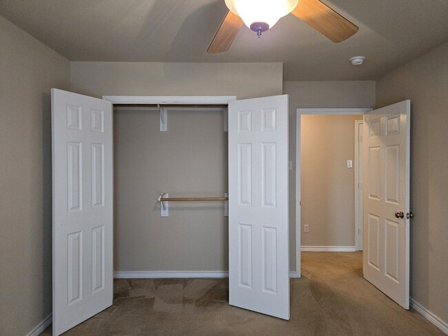 Building Photo - Robinson Townhome