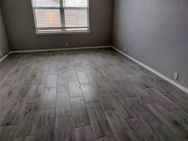 Building Photo - 14930 Sugarhollow Dr