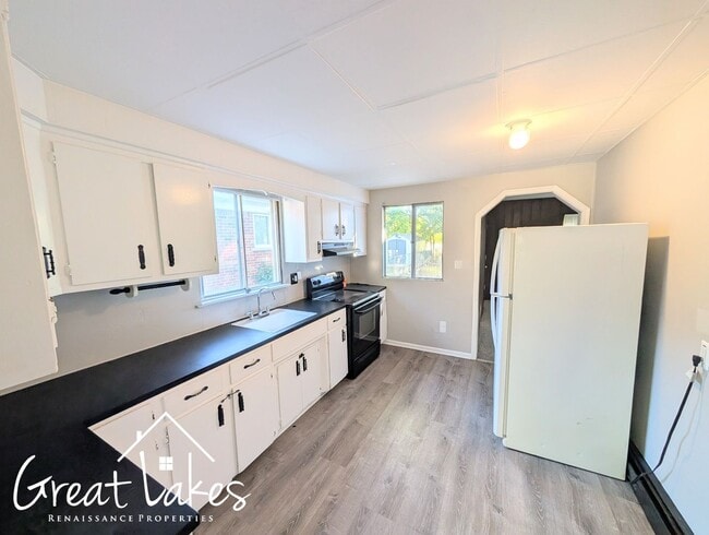 Building Photo - Lovely 3 Bedroom 1 Bathroom now available ...