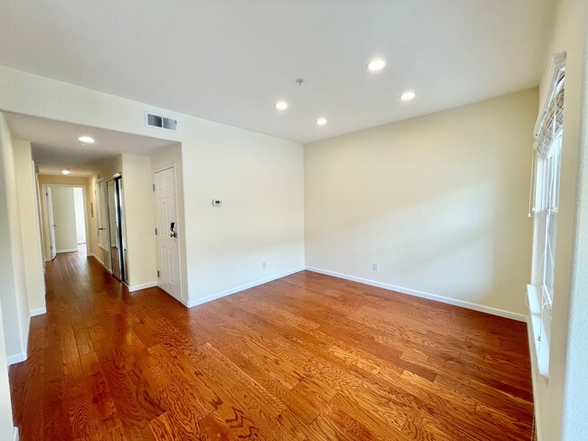 Building Photo - 2BD/2BA Spacious Crocker Amazon Condo, Gat...