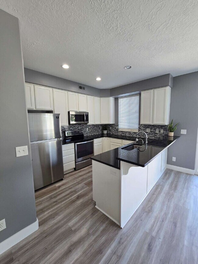 Building Photo - "Charming 3-Bed Townhouse Retreat in North...